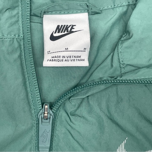 NIKE SPORTSWEAR WINDRUNNER BIG KIDS' (GIRLS') Size: M
LOOSE JACKET IN GREEN - Picture 8 of 16